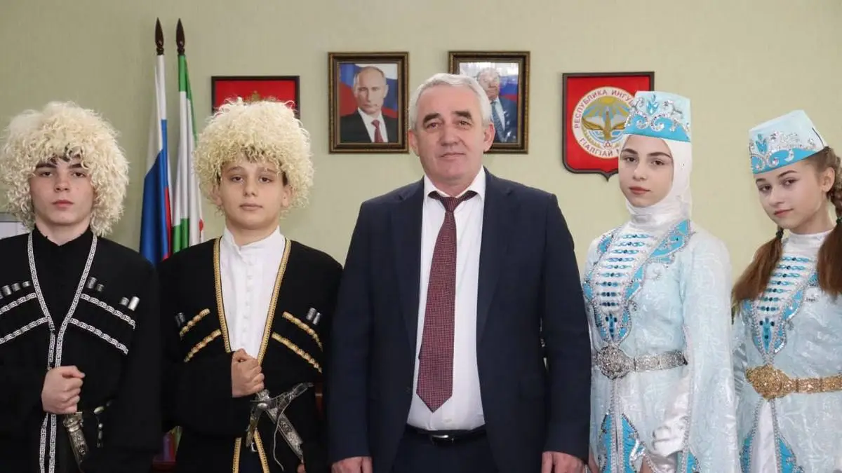Новости Ингушетии: В рамках Декады ингушского языка школьники Назрани посетили мэрию