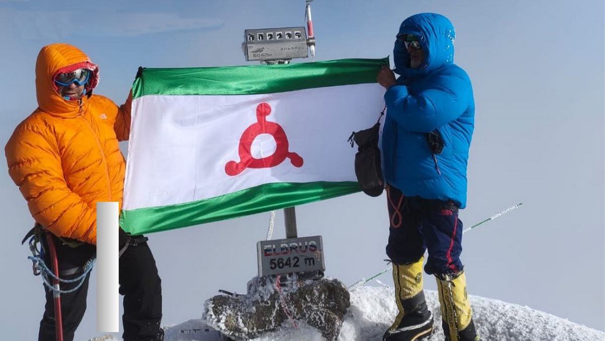 На Эльбрусе развернули  флаг Ингушетии в честь 100-летия государственности