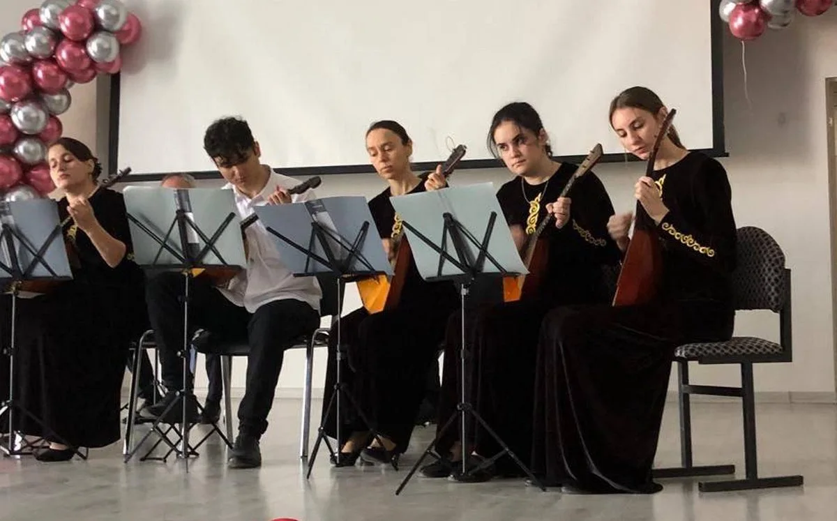 Новости Ингушетии: Оркестр колледжа искусств Ингушетии поздравил педагогов региона