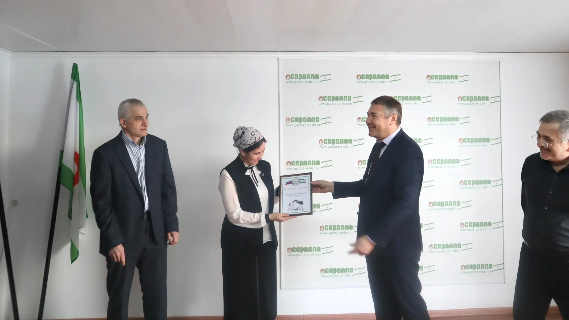 Новости Ингушетии: Руководитель Миннаца Ингушетии вручил журналистам «Сердало» подарок