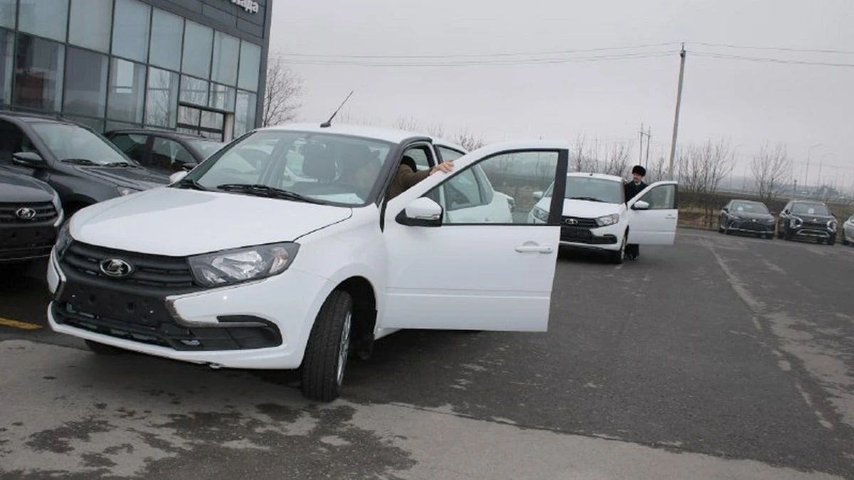 Новости Ингушетии: Два жителя Ингушетии, которые ранее пострадали на производстве, получили новые автомобили Lada Granta от регионального Отделения Социального фонда России