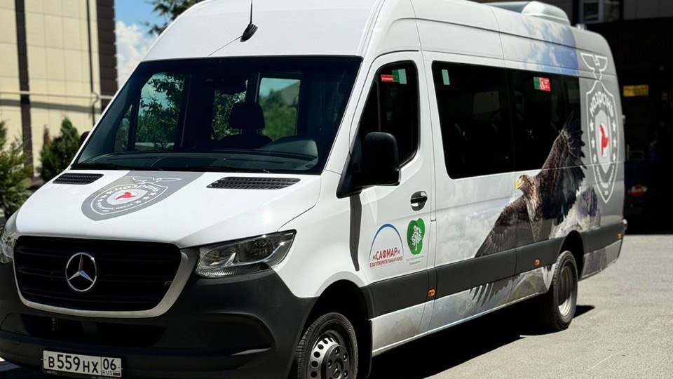 Новости Ингушетии: Благотворительный ФОНД «САФМАР» мецената Микаила Гуцериева подарил новый микроавтобус детской футбольной школе «НАЗРАНЬ»