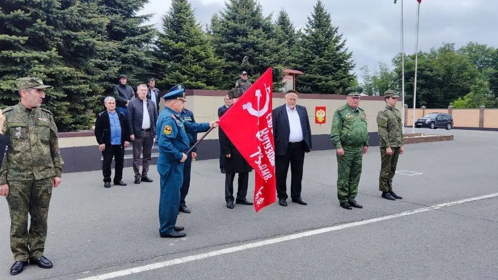 Новости Ингушетии: Сотрудники МЧС Ингушетии передали кадетам копию Знамени Победы