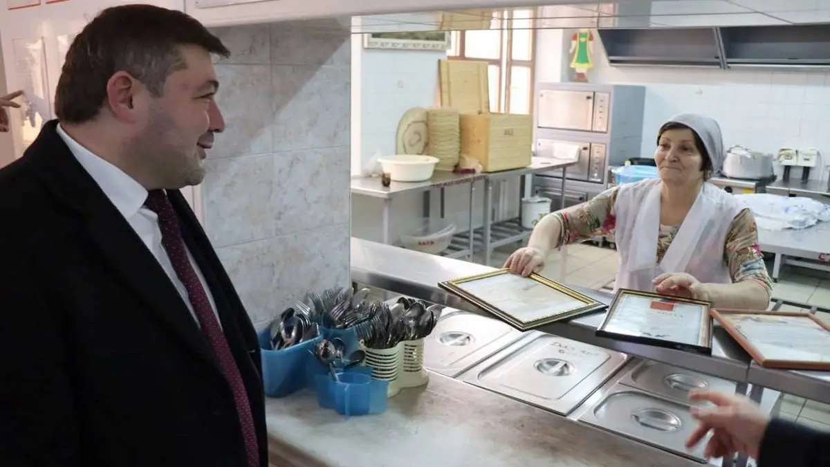 Новости Ингушетии: Единороссы Ингушетии проверили горячее питание в гимназии «Марем»