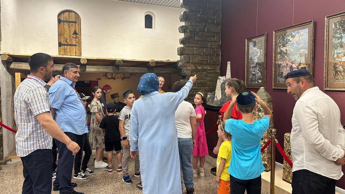 Новости Ингушетии: В Ингушетии для детей участников СВО провели музейную экскурсию