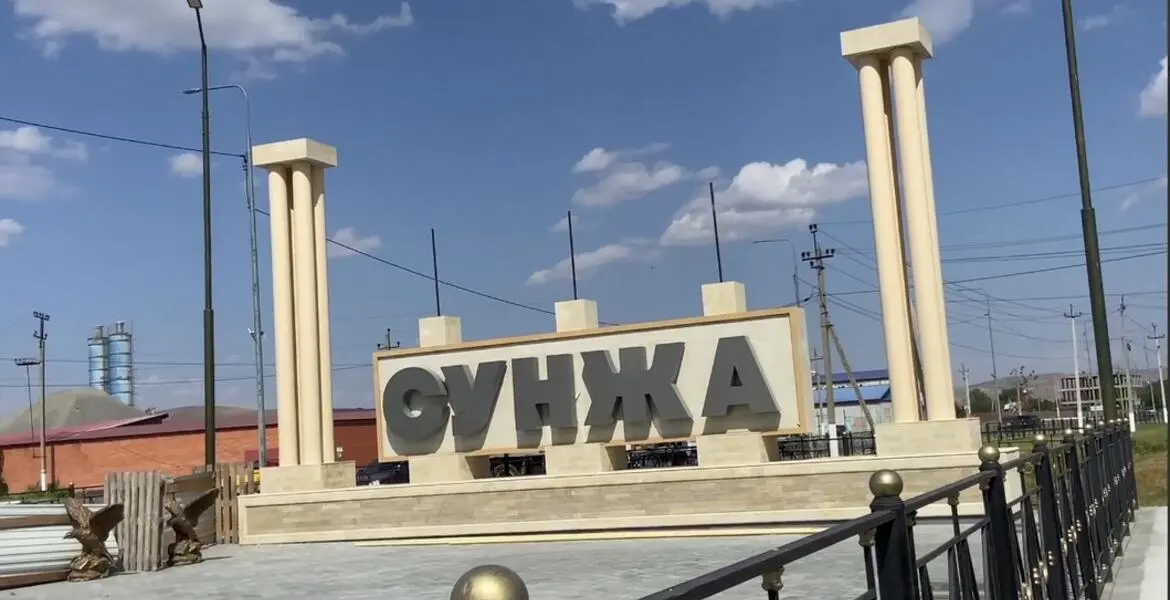 Новости Ингушетии: В Сунже Ингушетии завершают строительство въездной стелы