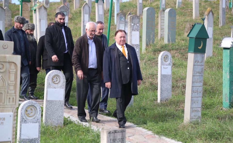 Новости Ингушетии: Глава Ингушетии ознакомился с ходом ремонта кладбищ в Сунженском районе