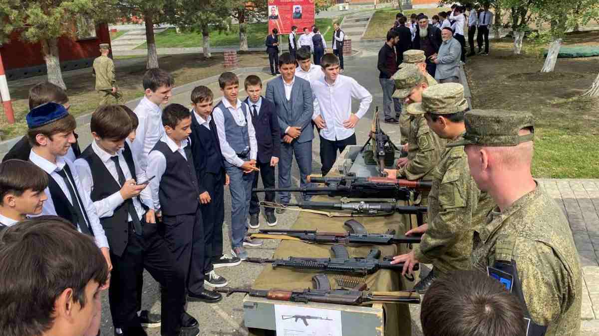 Школьники Ингушетии посетили воинскую часть в с.п. Троицкое