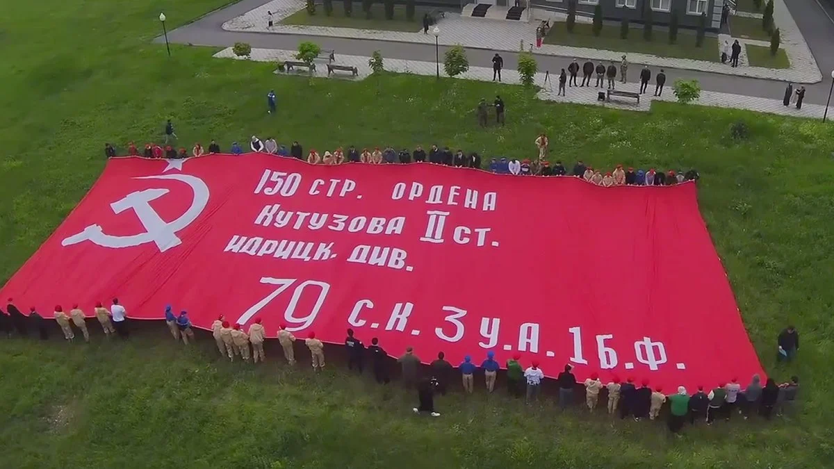 Новости Ингушетии: Десятиметровое полотно Знамени Победы развернули активисты в Ингушетии