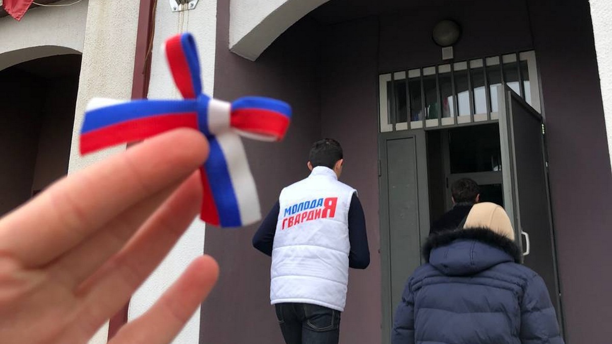 Новости Ингушетии: Молодогвардейцы Ингушетии проводят акцию по раздаче ленты-триколор