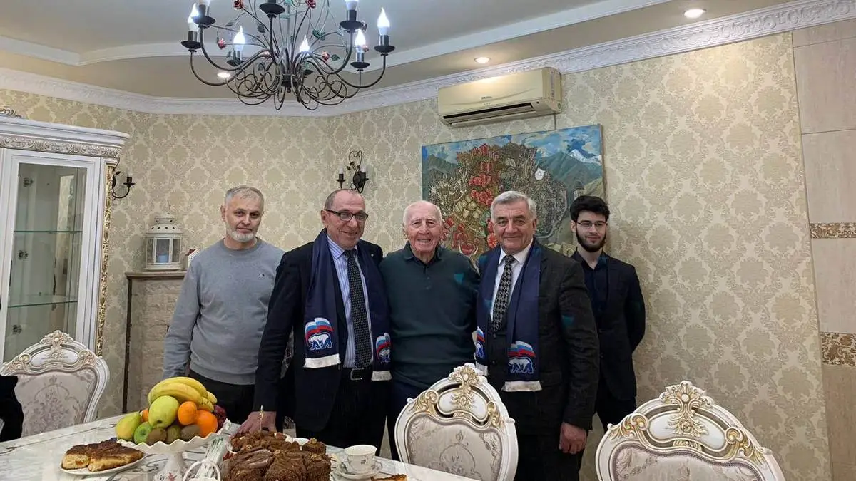 Новости Ингушетии: В Ингушетии поздравили старейшего члена ВПП «Единая Россия»
