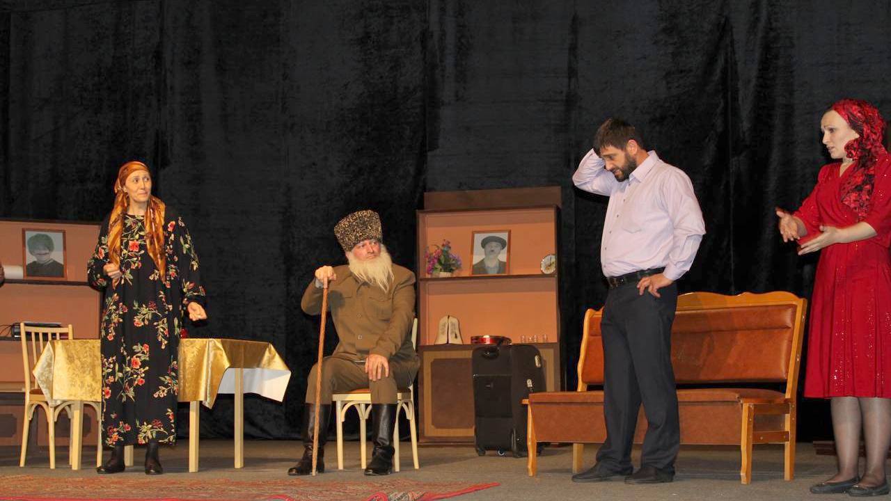 Новости Ингушетии: ГӀалгӀайчен кагирхой театро «Хьамсара нус» яхача спектаклага хьажа бех