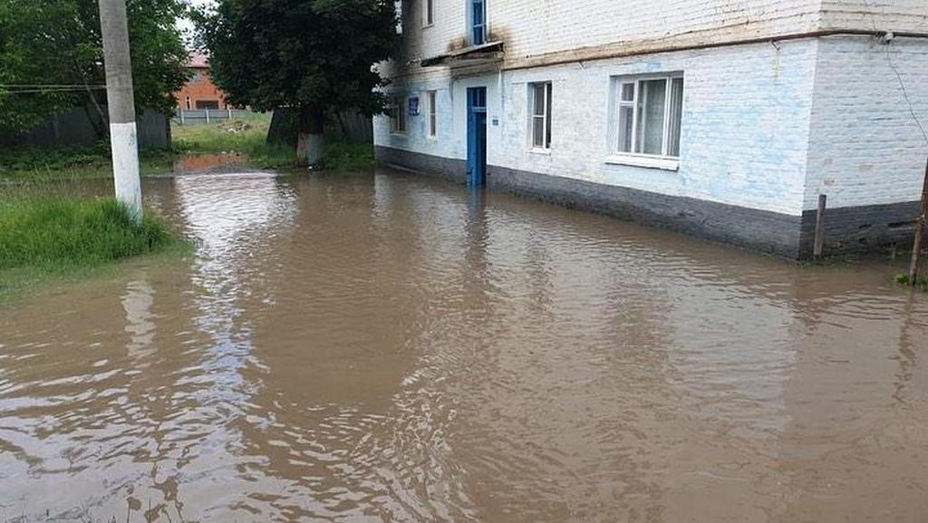 Дождь 7 июля. Бассейн в Малгобеке. Вода Малгобек. 18 Школа Малгобек.