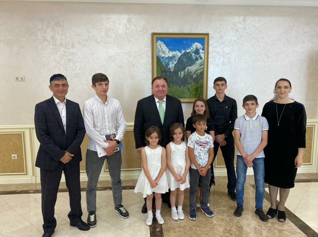 Новости Ингушетии: Глава Ингушетии подарил многодетной семье микроавтобус «Соболь»