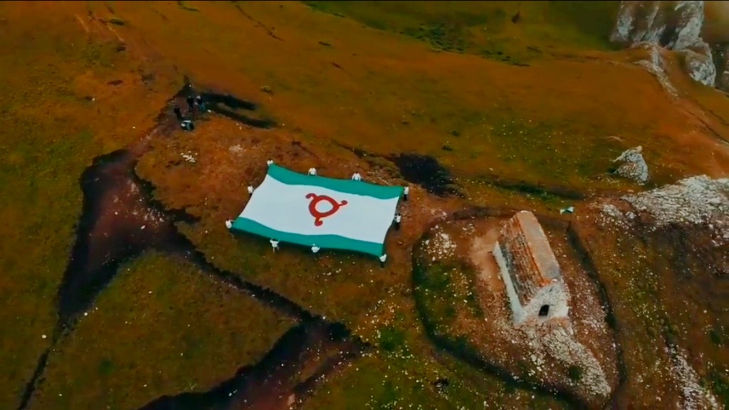 Новости Ингушетии: Самый большой флаг Ингушетии подняли на одну из самых больших вершин региона