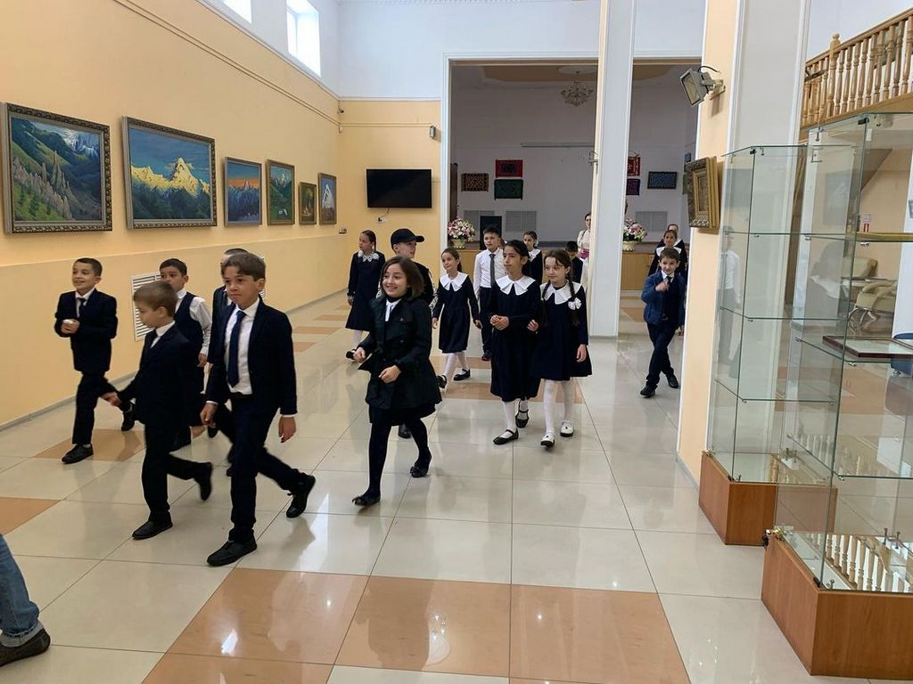 Новости Ингушетии: Карабулакские школьники начали учебный год с посещения музея изобразительных искусств