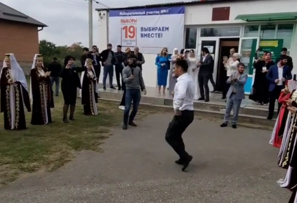 Новости Ингушетии: В ингушском селе Плиево сегодня проголосовал и порадовал односельчан танцами коллектив местного Дома культуры