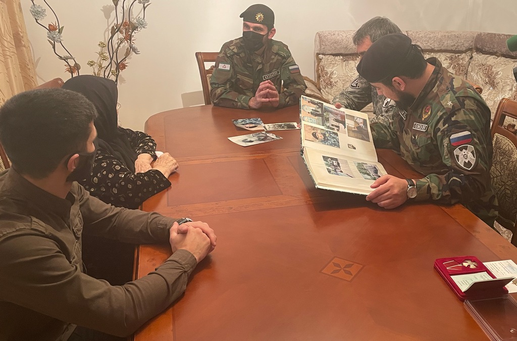 Новости Ингушетии: Росгвардейцы Ингушетии навестили семью погибшего сотрудника ОМОН