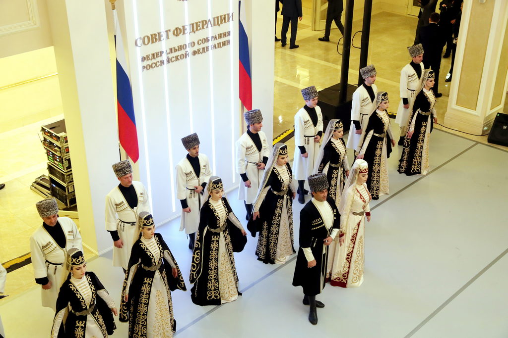 Новости Ингушетии: В Совете Федерации звучала музыка Ингушетии на фоне яркой выставки