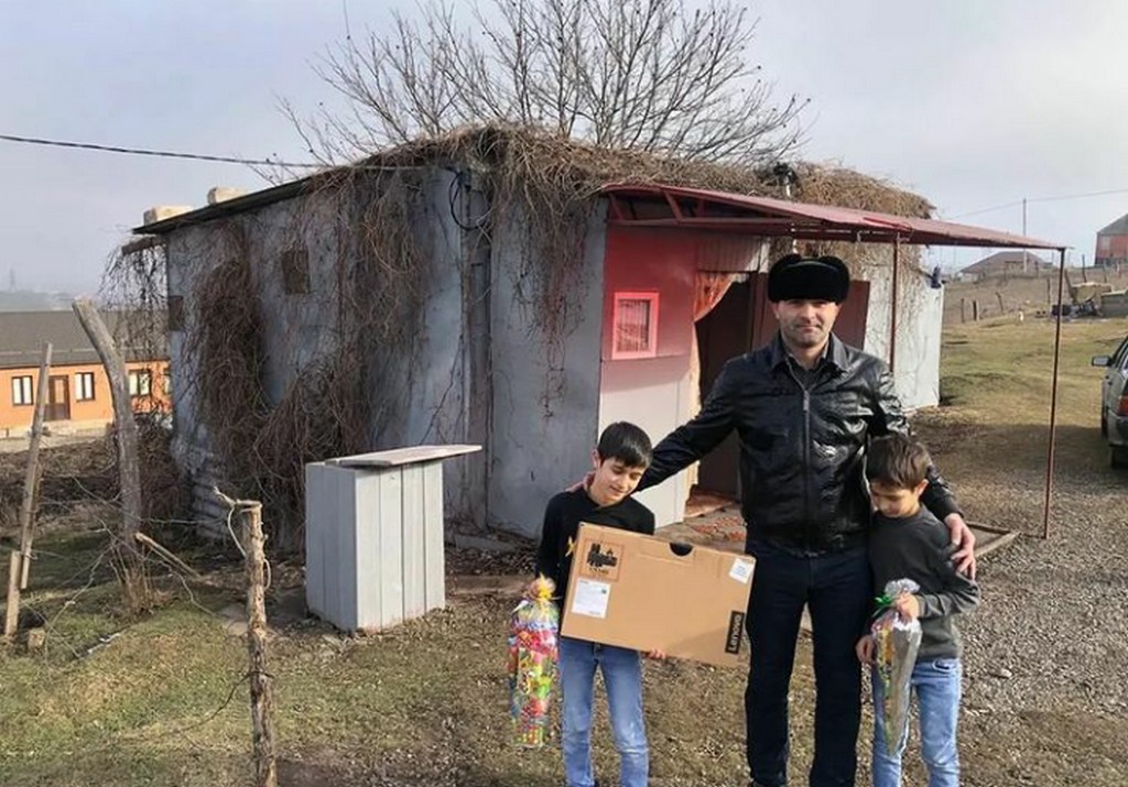 Новости Ингушетии: Депутат Парламента Ингушетии подарил многодетной семье ноутбук для дистанционного обучения