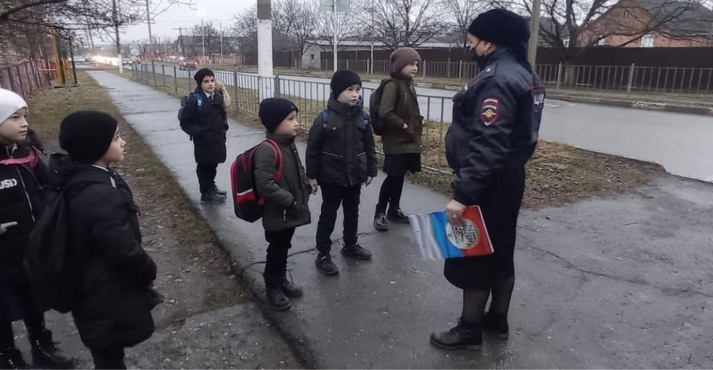 Новости Ингушетии: Сотрудники дорожной полиции Ингушетии проводят профилактические беседы со школьниками
