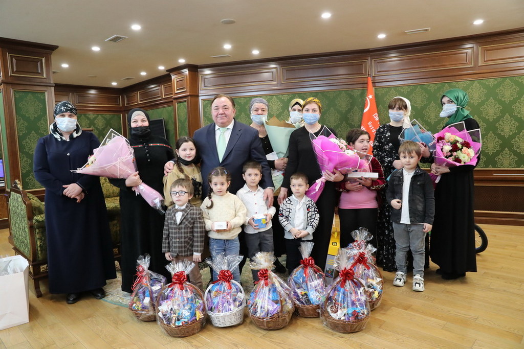 Новости Ингушетии: Глава Ингушетии вручил детям велосипед, синтезатор, планшет и другие новогодние подарки