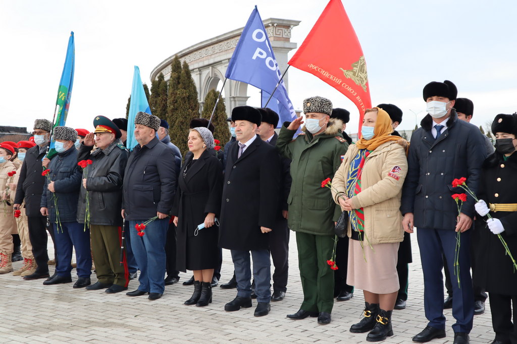 Новости Ингушетии: В День героев Отечества памятная акция собрала на Мемориале памяти и славы ингушского народа представителей разных поколений