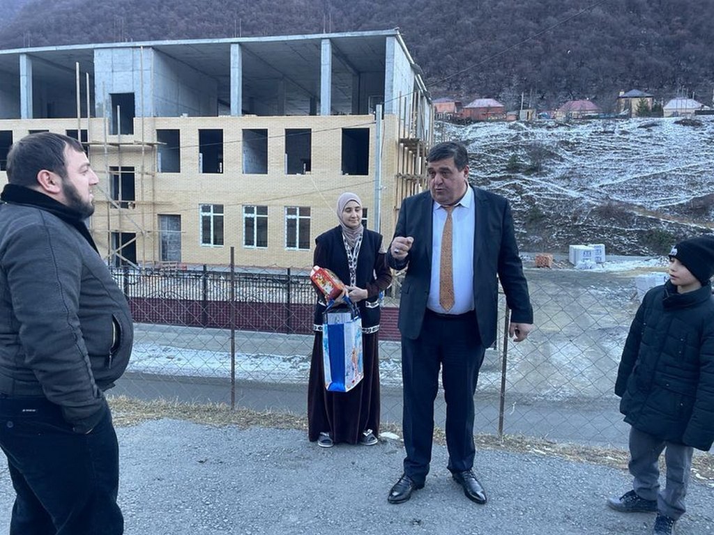 Новости Ингушетии: Мэр Малгобека исполнил новогодние желания детей из горного села Ольгетти