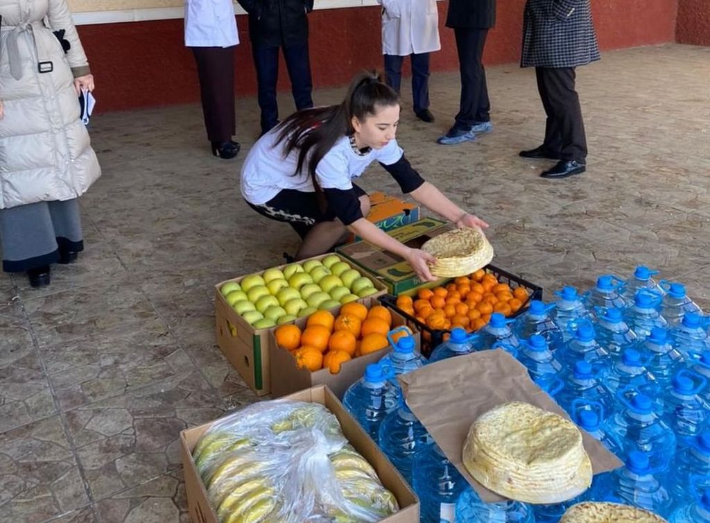 Новости Ингушетии: Единороссы передали продуктовые наборы для врачей ковидного отделения ИРКБ