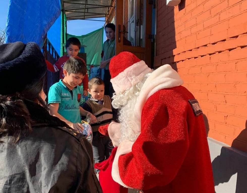 Новости Ингушетии: Полицейский Дед Мороз пришел в гости к детям ингушского города Карабулака