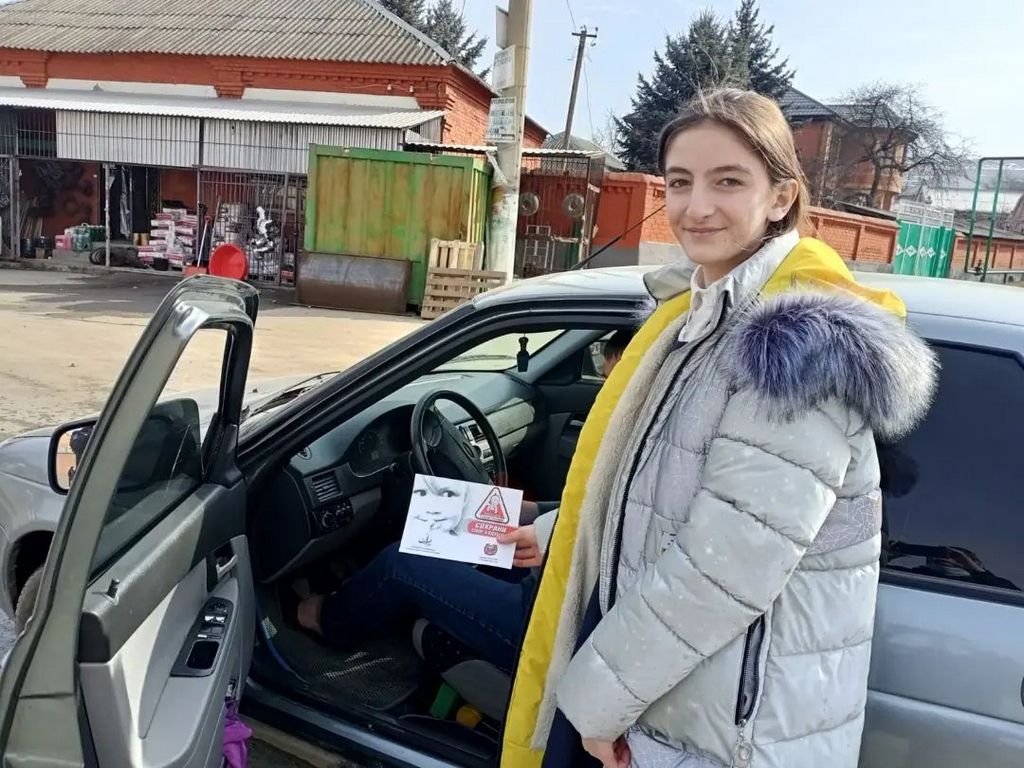 Новости Ингушетии: Ингушские школьники вручили водителям памятки о правильном использовании детских автокресел
