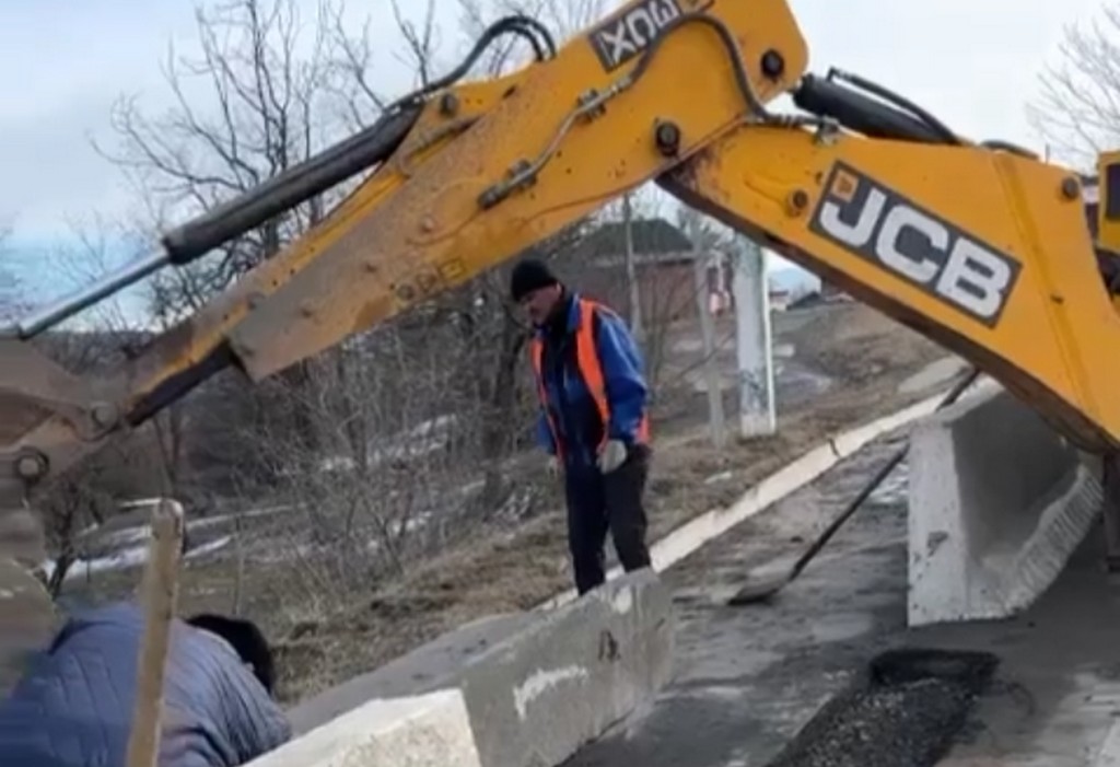 Новости Ингушетии: Работники Минавтодора Ингушетии устранили последствия наезда на бордюрные ограждения