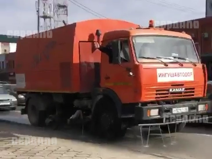 Новости Ингушетии: Большую уборку улиц в Ингушетии проводят с использованием уборочных механизмов «Вихрь»