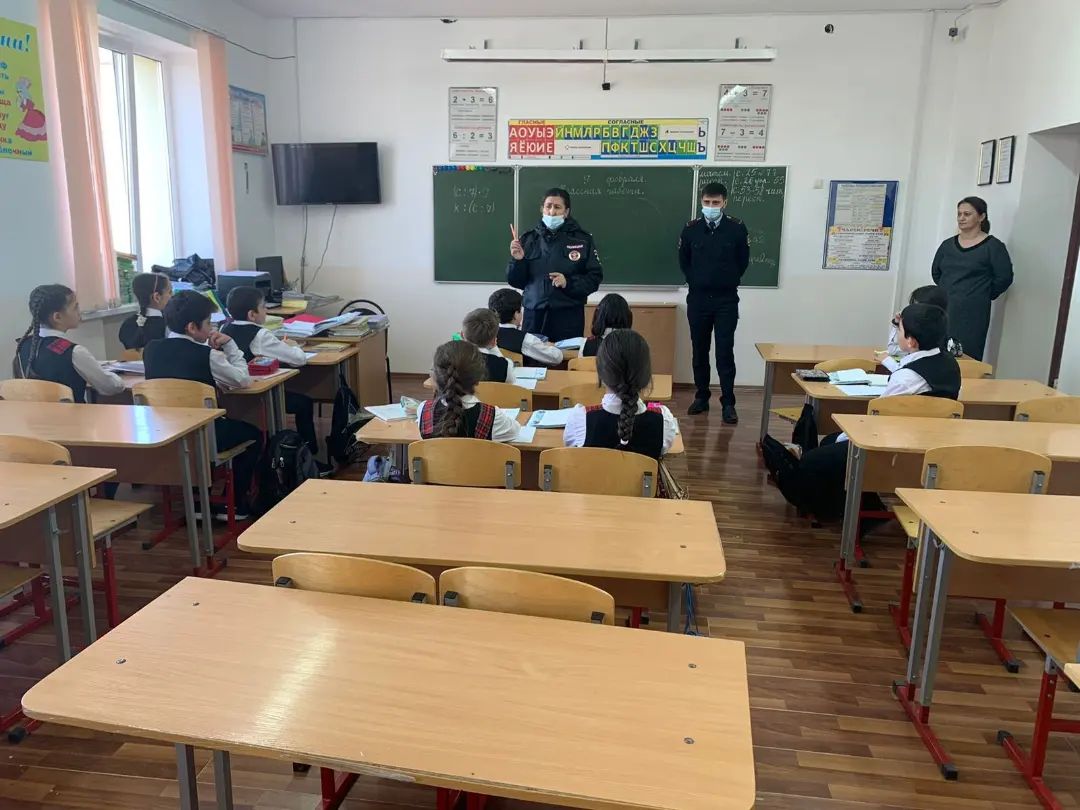 Сотрудники ГИБДД Ингушетии проводят уроки безопасности со школьниками