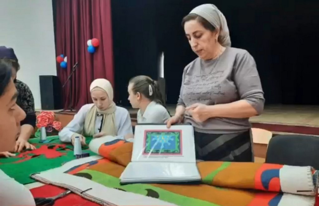 Новости Ингушетии: Школьницы Ингушетии постигают секреты создания древних ингушских ковров