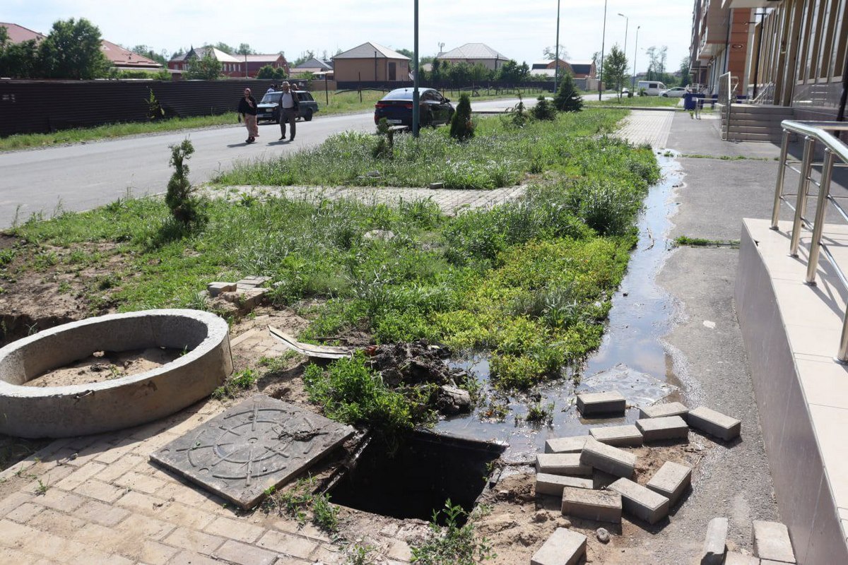 Новости Ингушетии: Проблема прорыва коллектора в городе Назрани начала приобретать систематический характер