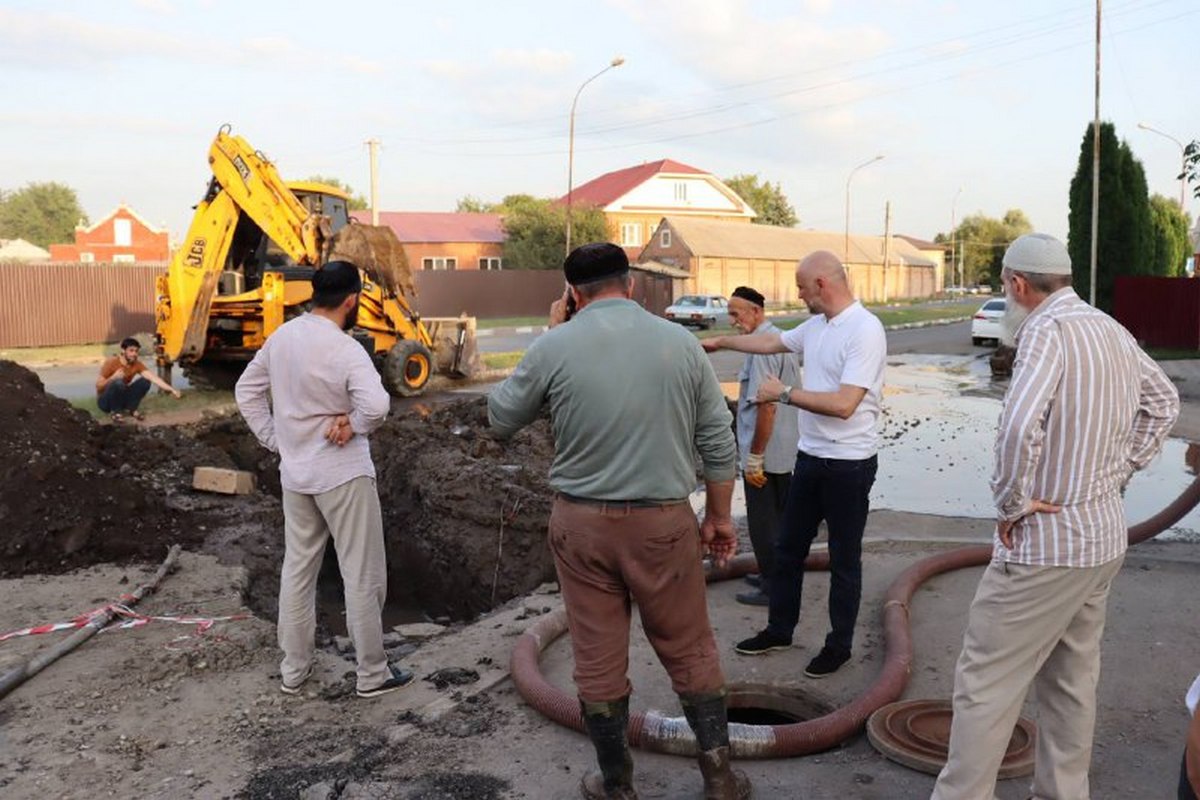 Новости Ингушетии: В Ингушетии городе Назрани продолжаются работы по устранению крупного прорыва водопровода в центральной части города