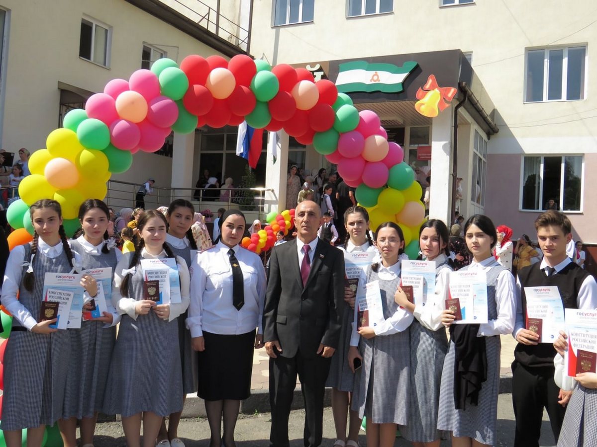 Новости Ингушетии: В Магасе в День знаний вручили паспорта школьникам