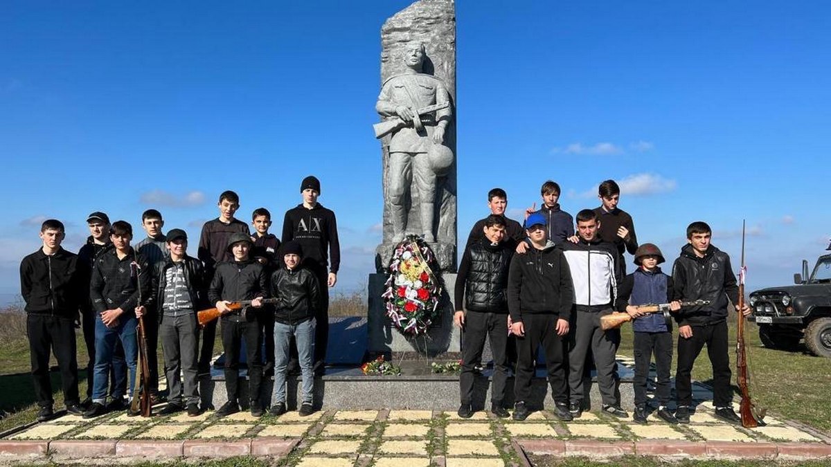 Новости Ингушетии: Школьники Ингушетии благоустраивают памятники и братские захоронения героев Великой Отечественной войны