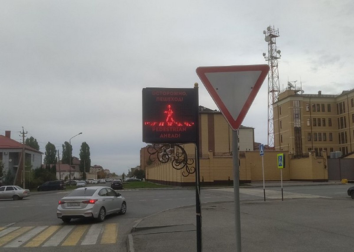 Новости Ингушетии: В Ингушетии городе Магас продолжается работа по обновлению дорожных знаков