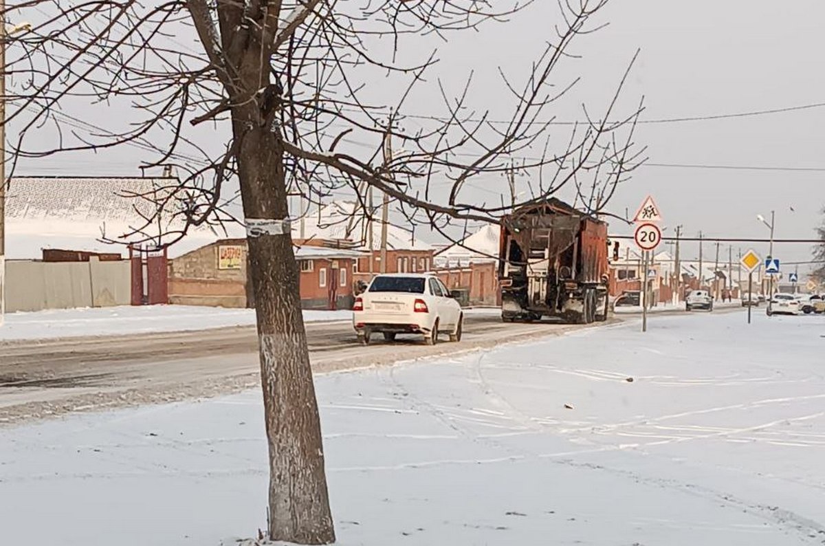 Новости Ингушетии: В Али-Юрте Ингушетии зимнюю дорогу обрабатывают песком