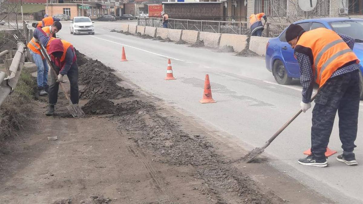 Новости Ингушетии: Работники Минавтодора Ингушетии осуществляют большую уборку дорог