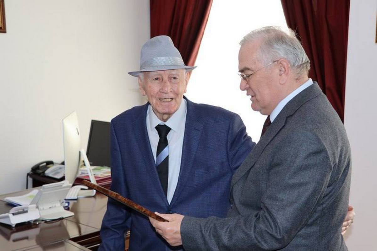 Новости Ингушетии: Единороссы Ингушетии поздравили с 90-летием Арсамака Мальсагова