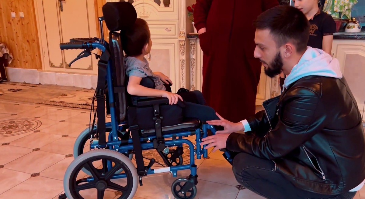 Новости Ингушетии: Волонтеры Ингушетии подарили ребенку медицинскую коляску