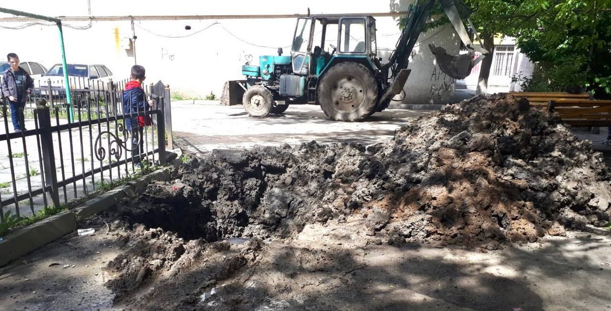 Новости Ингушетии: Порыв водопровода привел в неприглядный вид двор одного из многоквартирных домов в Малгобеке