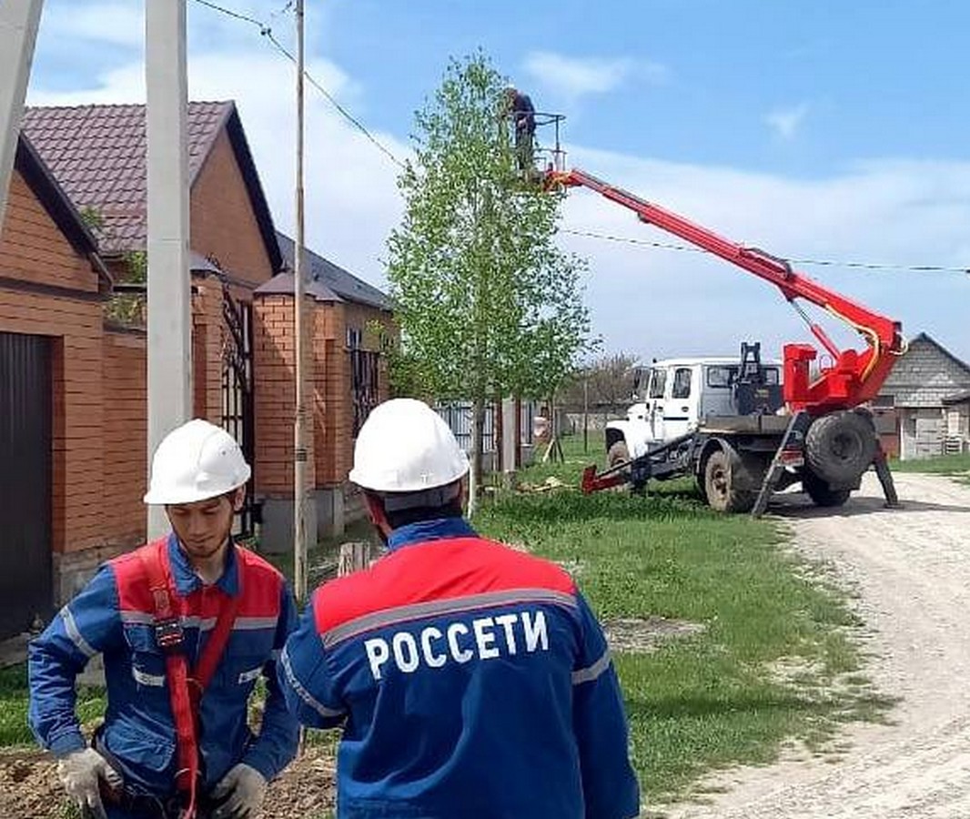 Новости Ингушетии: На улицах Малгобека устанавливают новые опоры линий электропередач