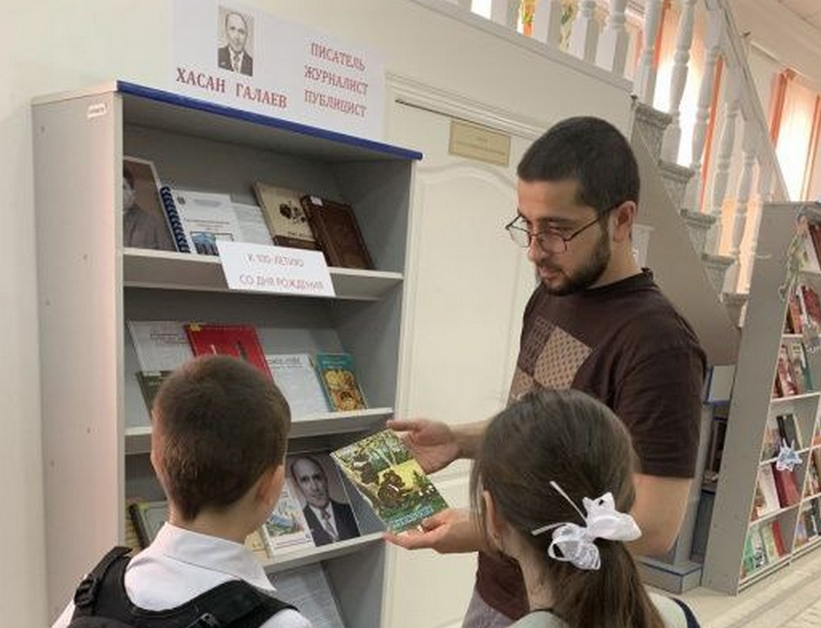 Новости Ингушетии: В Национальной библиотеке Ингушетии открылась выставка к 100-летию журналиста Хасана Галаева