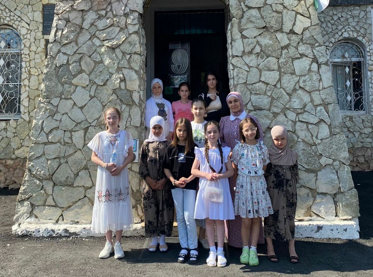Воспитанницы центра «Ираз» посетили музей краеведения Ингушетии