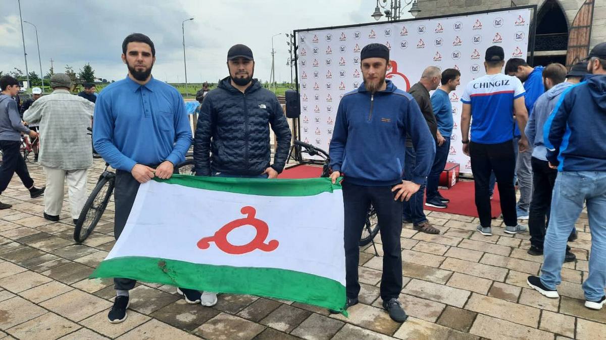 Сотрудники МЧС Ингушетии приняли участие в велопробеге в честь Дня флага республики