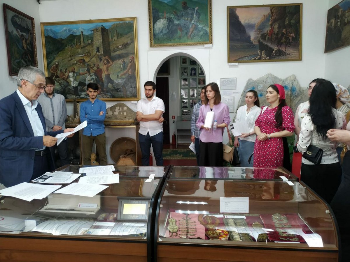 Студенты исторического факультета ИнгГУ проходят практику в музее краеведения Ингушетии